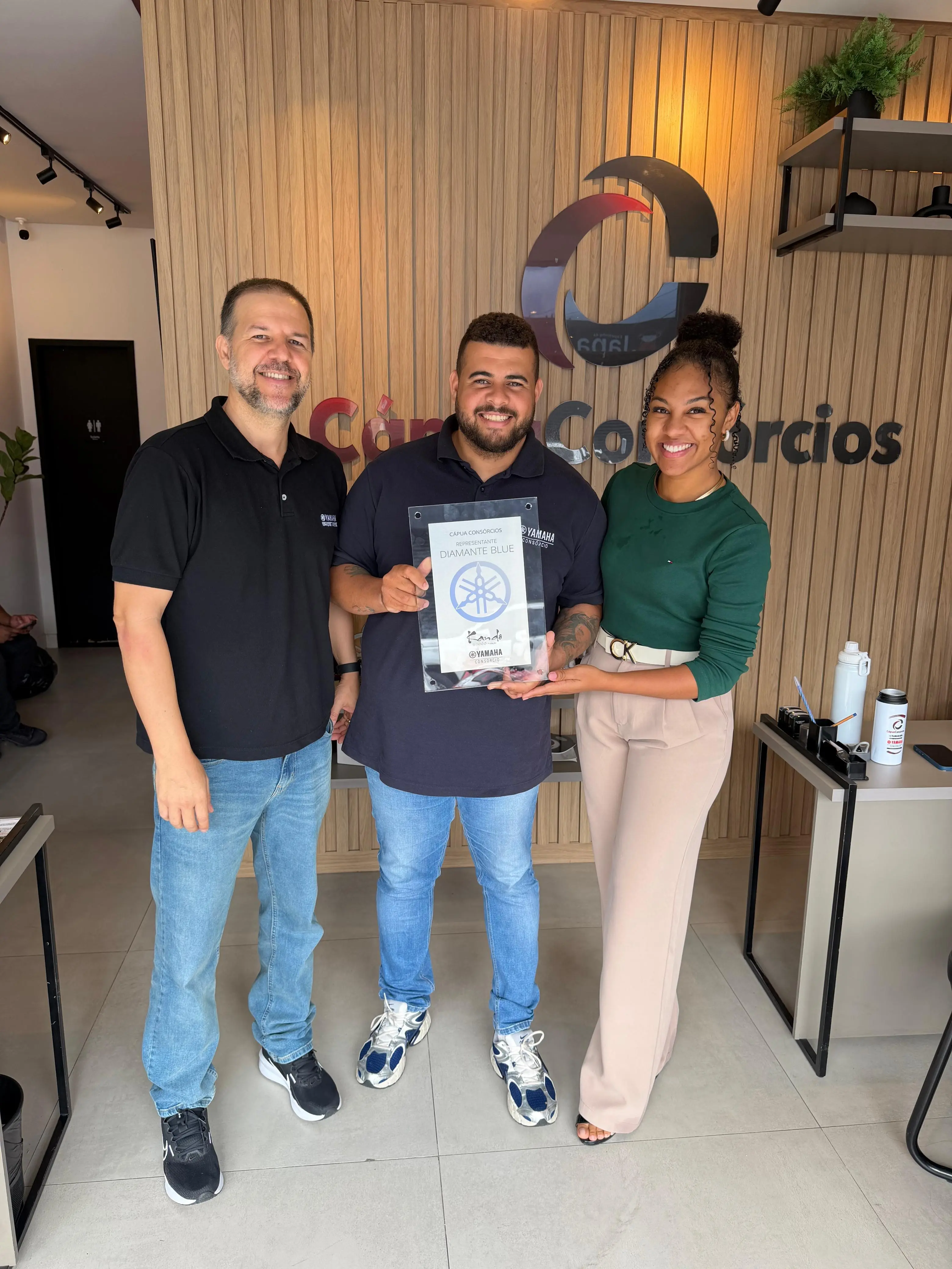 Equipe da Cápua com certificado de premiação